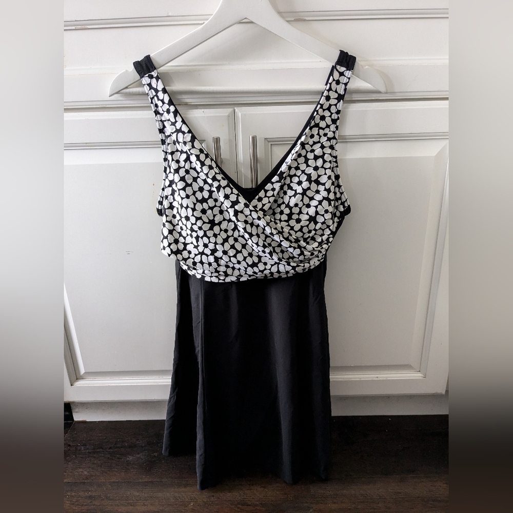Beautiful Flattering Swimdress By It Figueres Slender Thighs Size 12 Black White